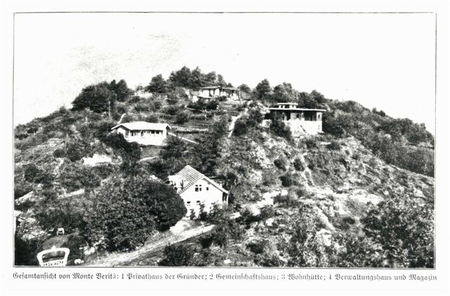 Häuser auf dem Monte Verità im Bau