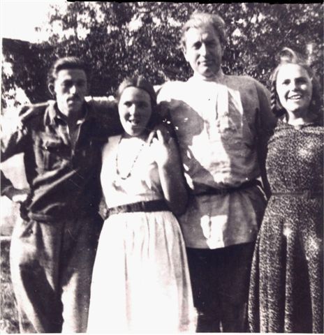In der Siedlung Grünhorst bei Berlin um 1933. Von links: Henri Joseph, Gertrud Gräser, Max Schulze-Sölde, Heidi Gräser.