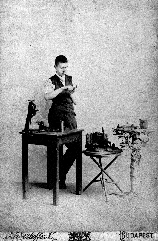 Der Preisträger der Weltausstellung in Budapest von 1896. Im Bild links seine prämierte Schnitzarbeit, rechts sein Gesellenstück, ein geschmiedetes Rauchtischchen.